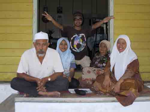 Bersama emak dibelakang